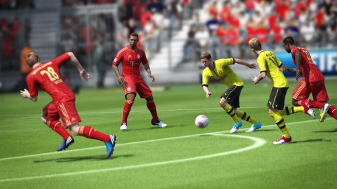 fifa13_ps3_bender_dribble_through_defense