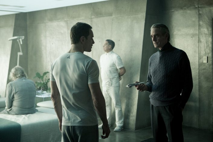 Assassin’s Creed: Neue Bilder aus dem Film zeigen Michael Fassbender und Jeremy Irons