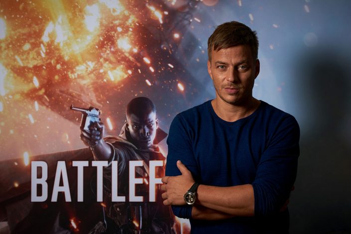 Battlefield 1: Making-of-Video zur Synchronisation mit dem Schauspieler Tom Wlaschiha