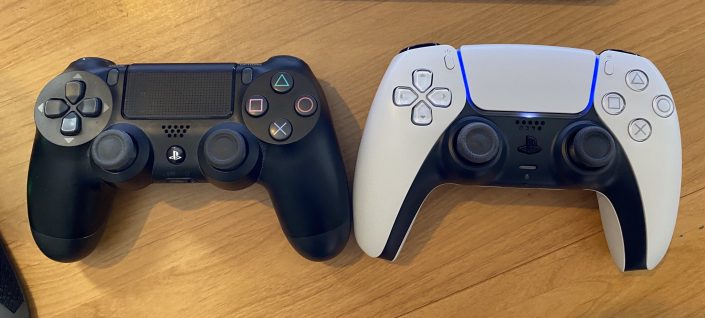 DualSense: PS5-Controller im Größenvergleich mit DualShock 4